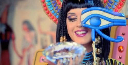 Η Katy Perry κρύβει το ένα μάτι στο Dark Horse